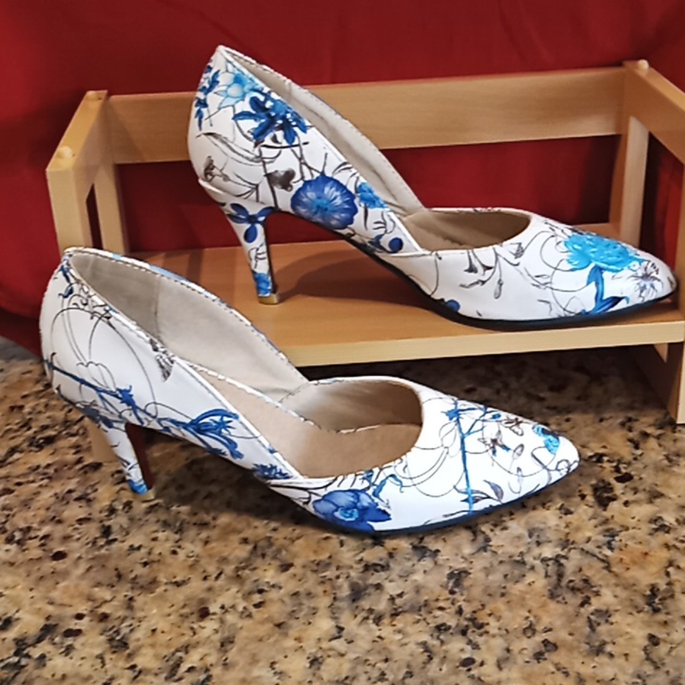 Lady's High Heels. Pointed Toe. Flower and Butterflies Pattern. Very Clean.